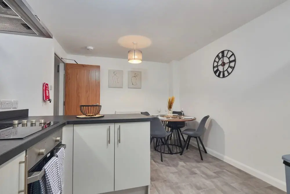 4 Bedroom, Free Parking, Contractors & Families