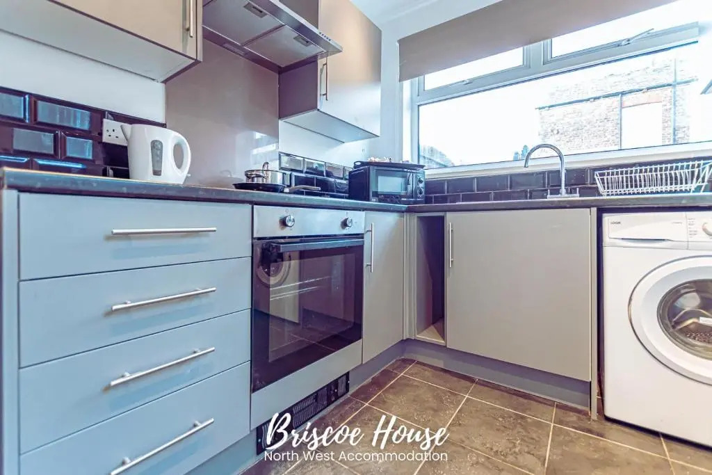 Spacious 3BR Home in Manchester for Family & Contractor Friendly