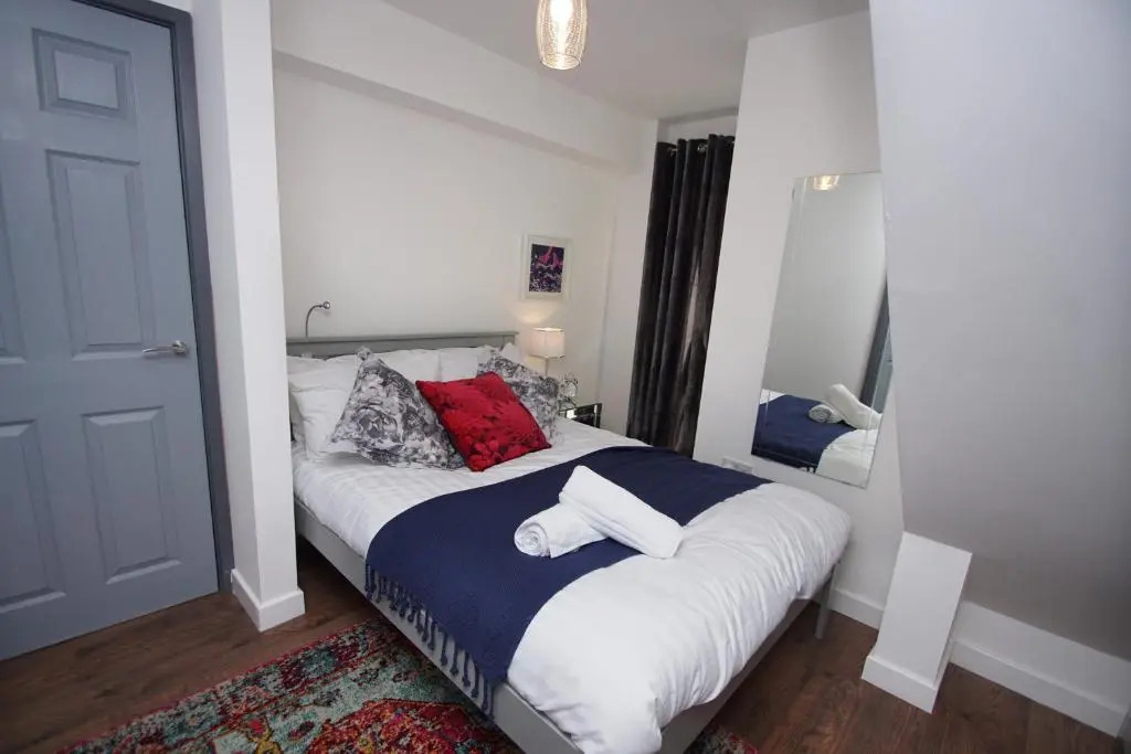 Air Host and Stay - Apartment 4 Broadhurst Court sleeps 4 minutes from town centre