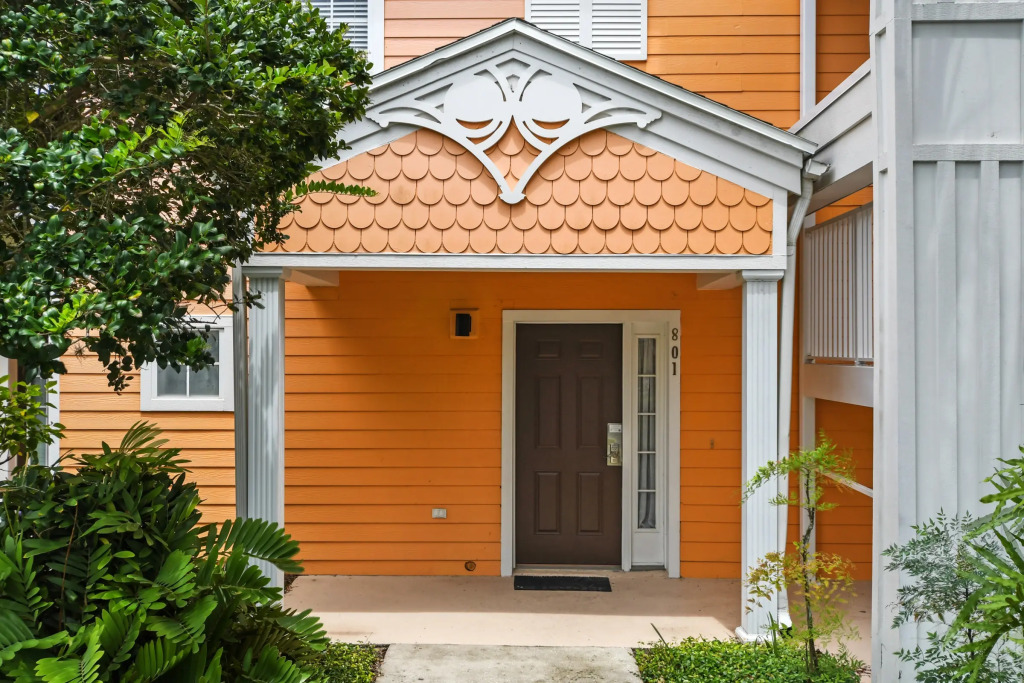 Ground floor unit lake view, best location, Davenport, US