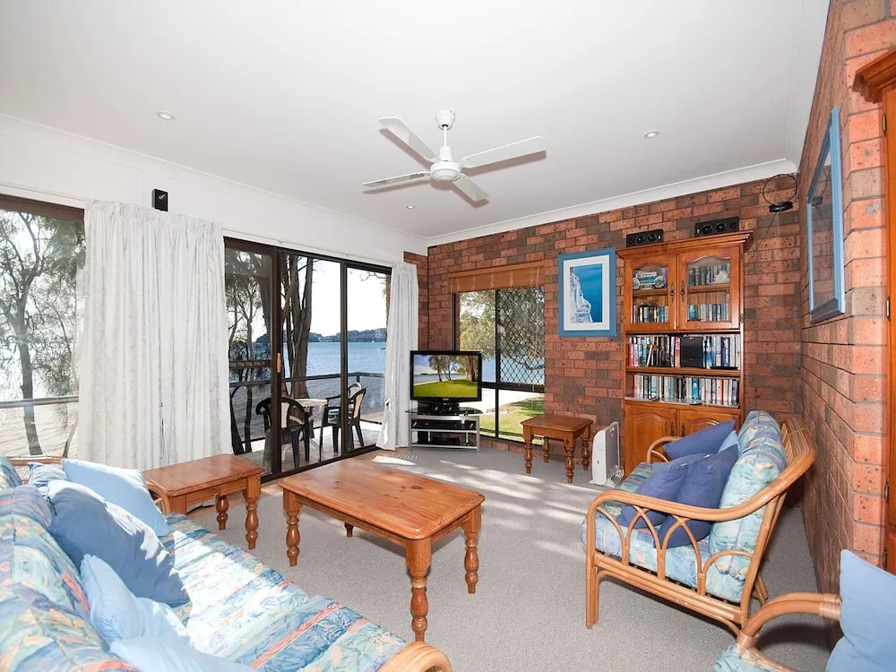 Crystal Waters, 2/79 Foreshore Drive