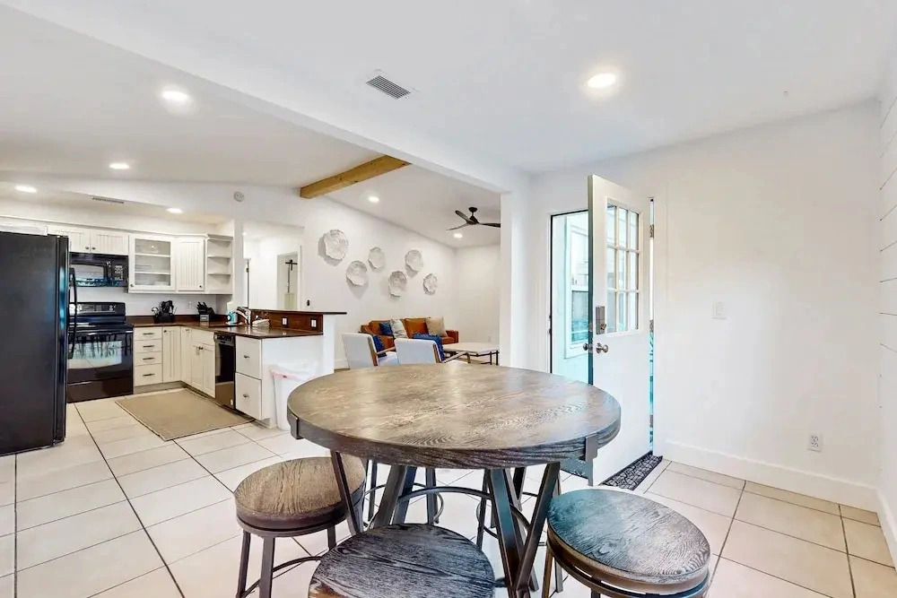 Inviting Beach House - Walk to Beach, Shopping & Dining