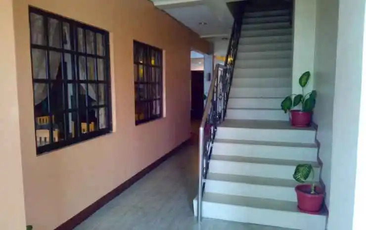 Avenue 5 Hotel