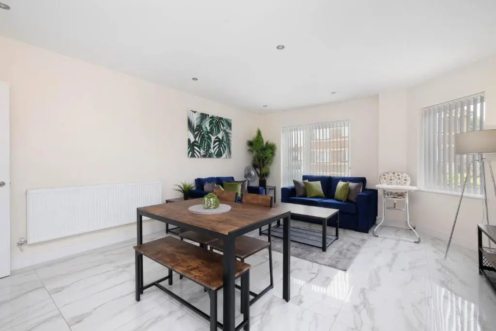 Oxford Rd 2 Bed Serviced Apartment 06 with Parking, Reading