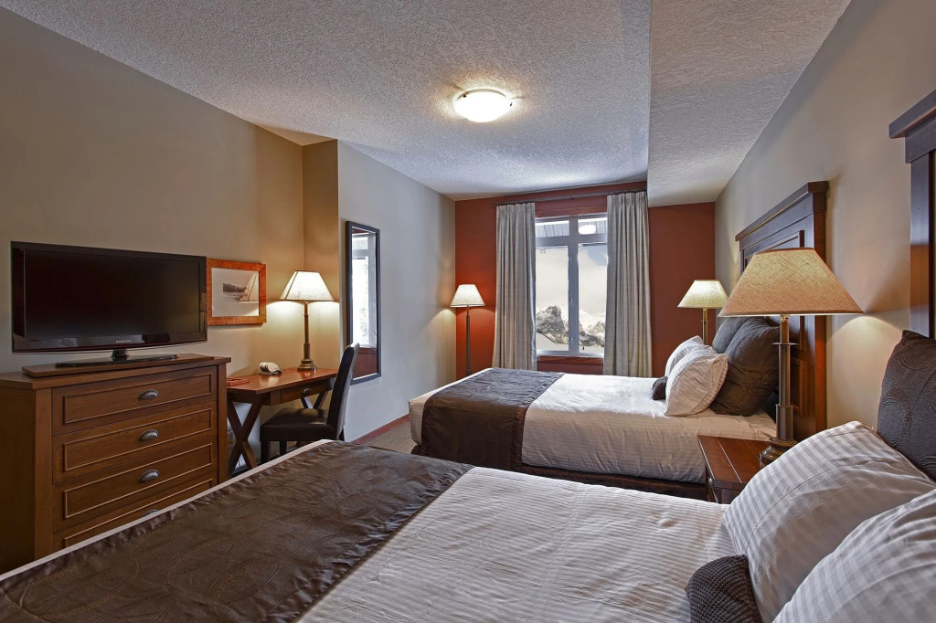 Blackstone Mountain Lodge by CLIQUE