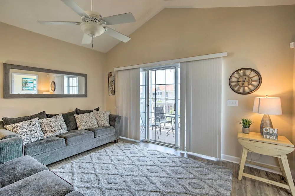Barefoot Resort Condo w/ Pool, Tennis Court Access