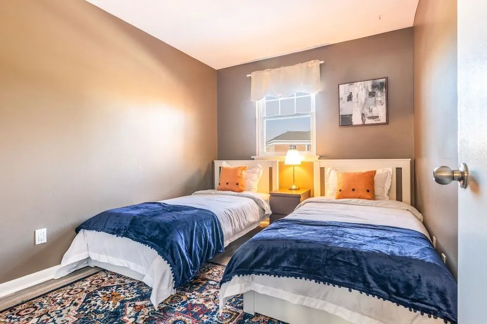 Charming 3BR House Cozysuites Pool Table