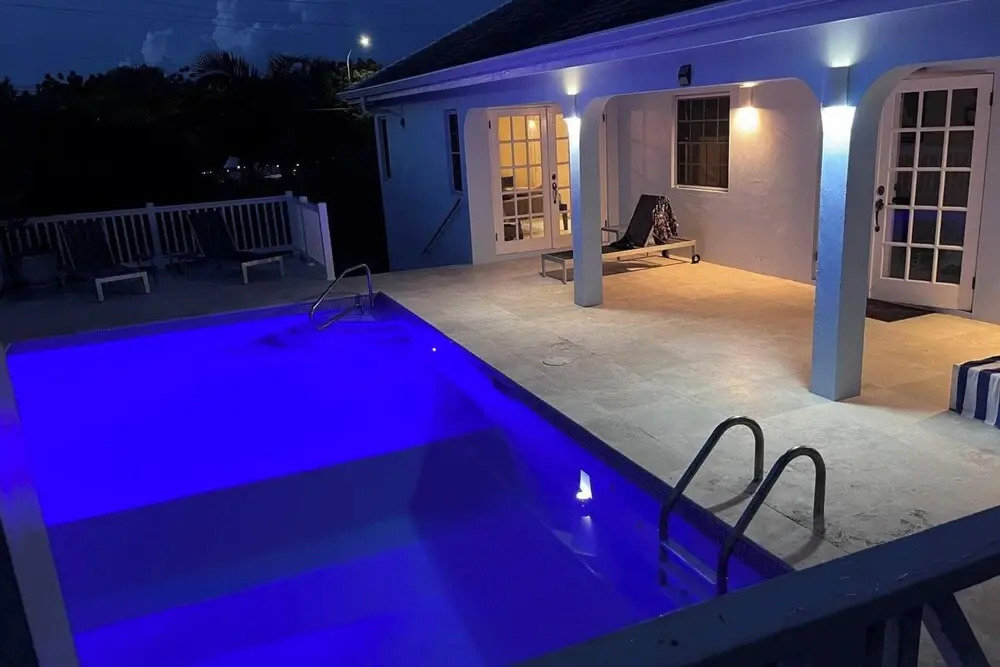 Villa - Sleeps 6 - Pool - Parking - Garden