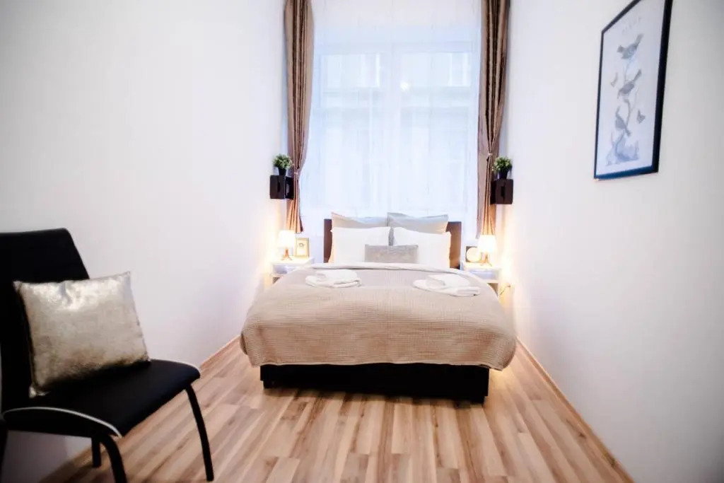 Very central spacious AC apartment