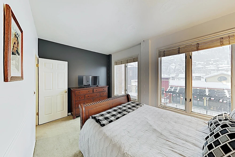 Downtown W/ Views - Walk To Lifts! 1 Bedroom Condo