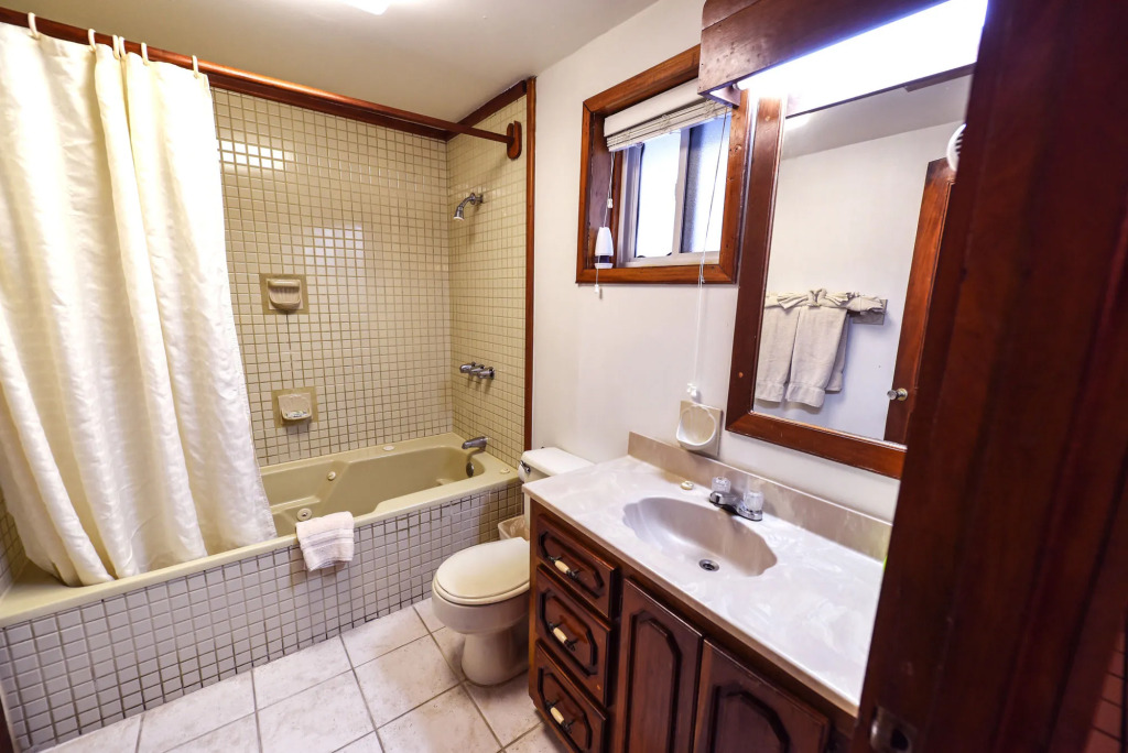 Blue Tang Inn - Beachfront Suites and Pool