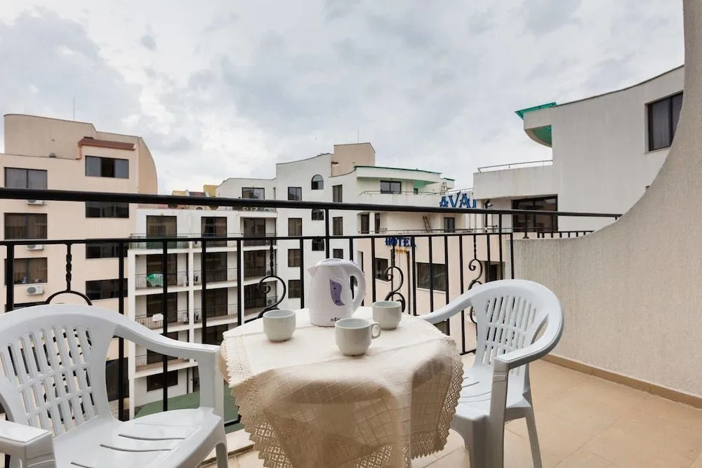 Studio with Balcony and Pool View