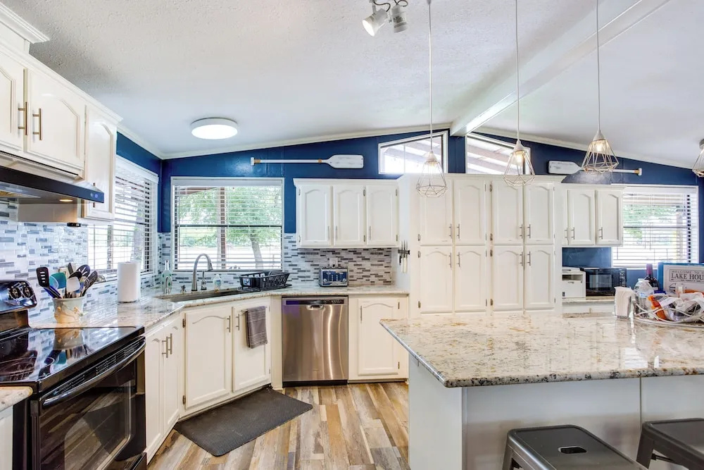 Hot Tub & Dock: Lakefront Mabank Home