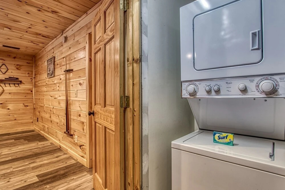 Cub Path Lodge - Luxurious 5/5 With Theatre Room And Mountain Views! 5 Bedroom Cabin by RedAwning