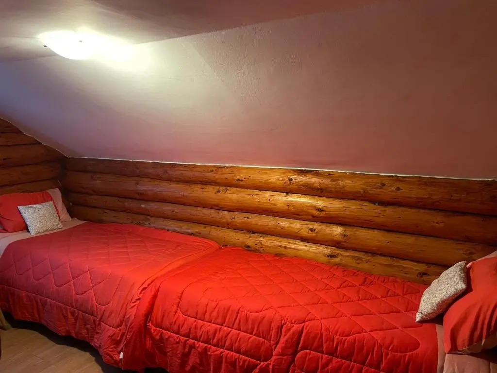 3 Bed Chalet Sleeps 8 -Fireplace & Enclosed Garden