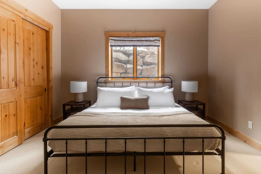Highline by Avantstay Breathtaking Mountain Home w/ Hot Tub & Views