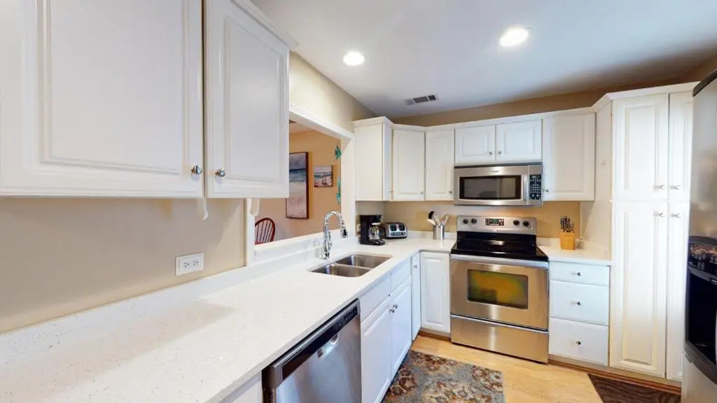 704 Queens Grant