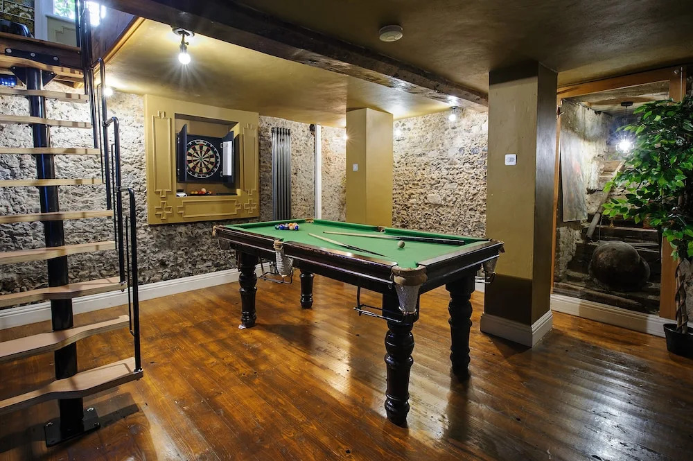 Luxury 2 Bed Manor House Hot Tub Cinema Room Skytv