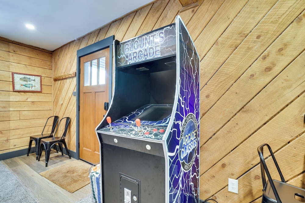 Poconos Ski Base w/ Hot Tub & Game Room!