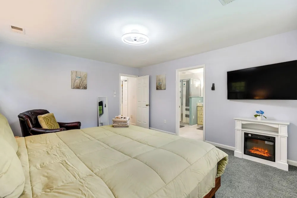 13 Mi to Annapolis: Dog-friendly Home w/ Fire Pit!
