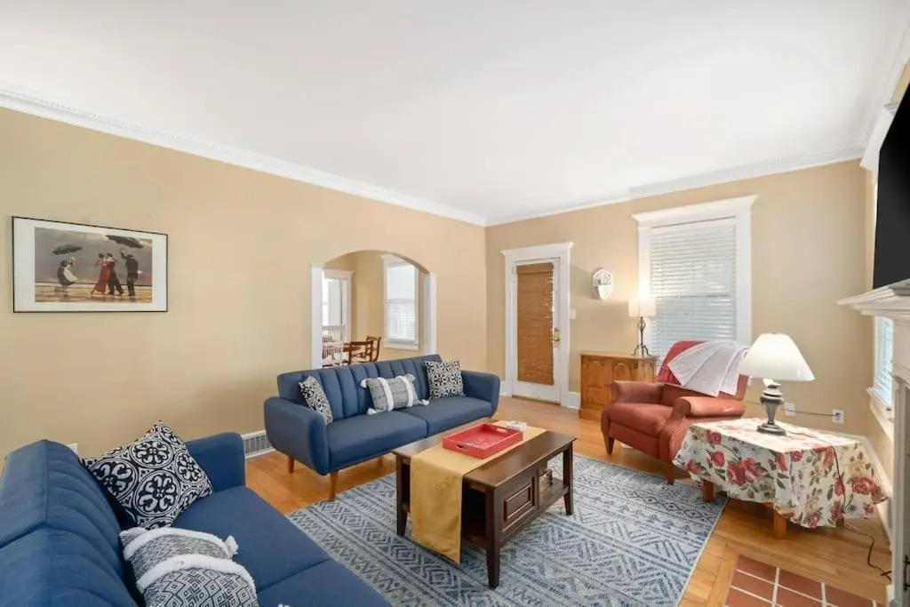 The Executive Retreat Charm, History, Comfort