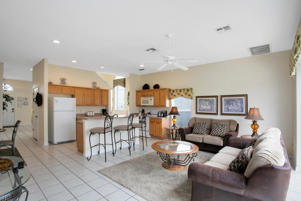 Tropical and Peaceful This 5 bed With Pool Spa