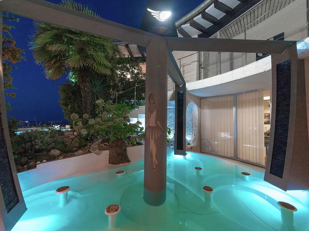 Hilltop Villa in Mandelieu-la-napoule With Sauna & Pool