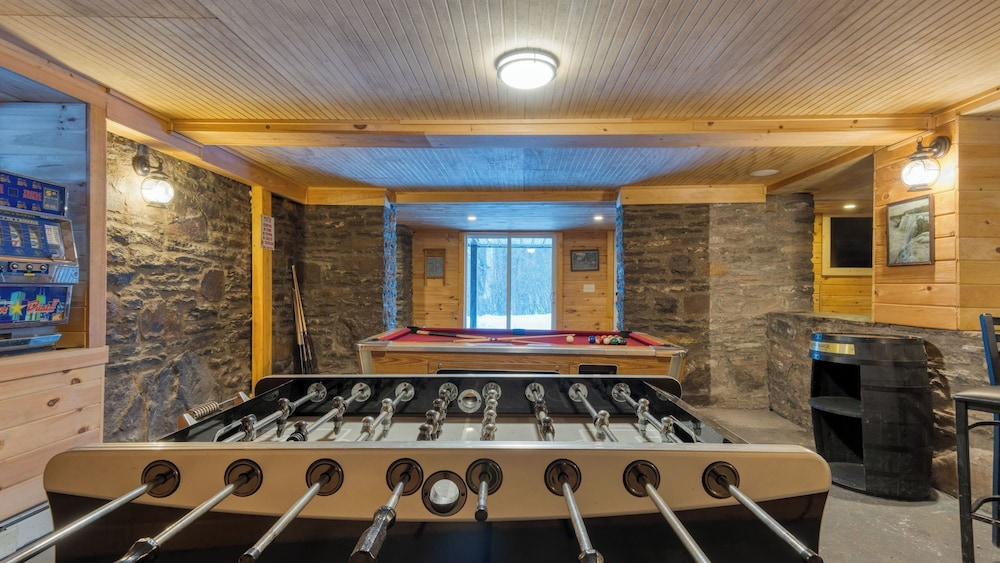 Mins to Hunter Mountain Sleeps 36 Pool, Spa, Games & Bar Cozy Peaks Lodge by Avantstay