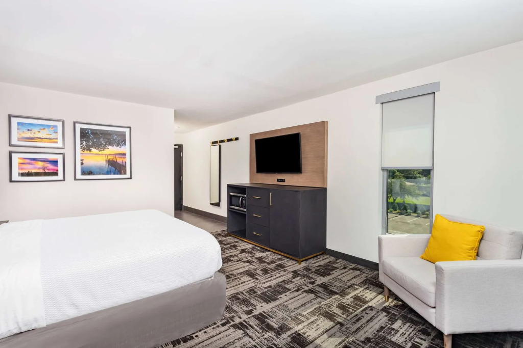 LaQuinta Suites by Wyndham South Bend Notre Dame Area