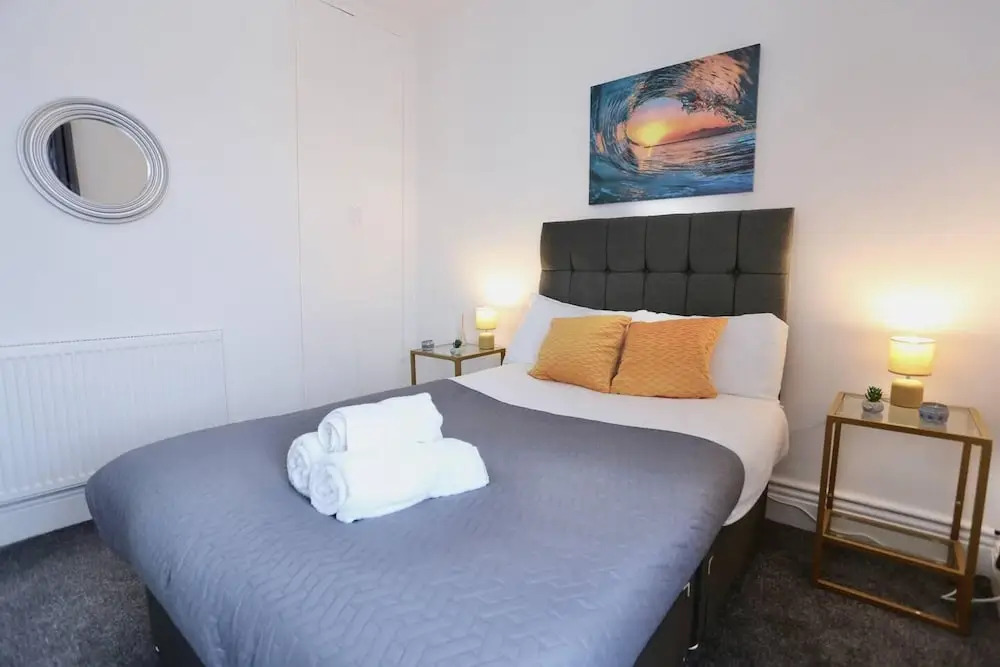 Charming 2-bed Home in Blackpool-central w Parking