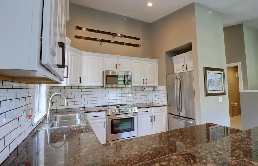 Newly Renovated, Slope-Side Walk-In Walk-Out, Top Floor, Views of Ten Mile Range - ER4 by Redawning