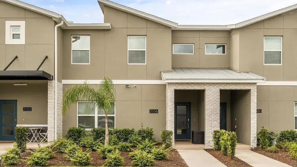Contemporary Townhouse w BBQ & Pool Sleeps 12