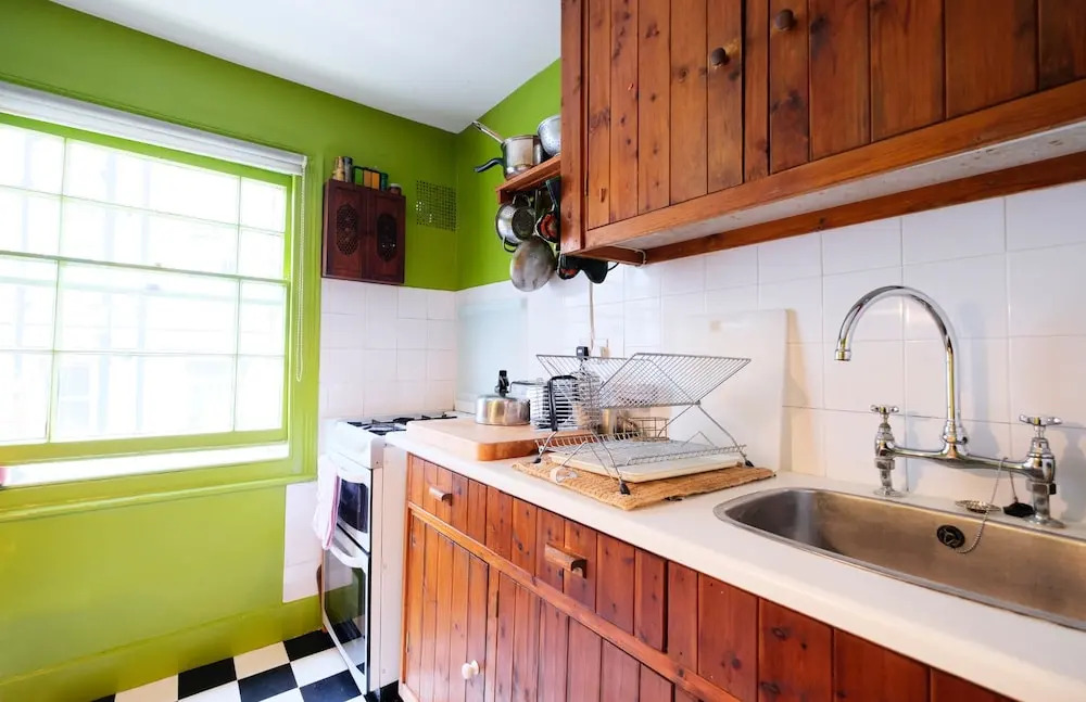 Lovely & Central Garden Flat in Victoria