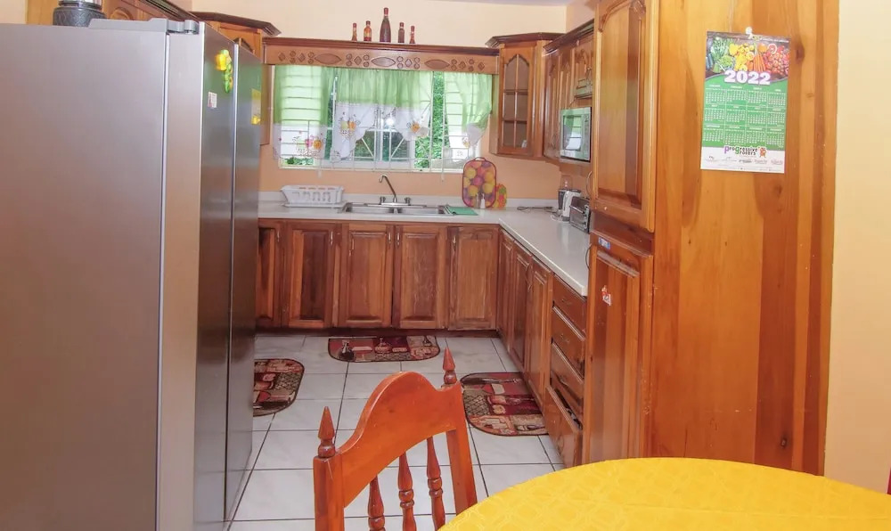 876 JA Oasis & Homestay - by Kingston Airport