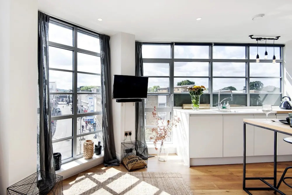 Panoramic Peckham Home by the Overground Station