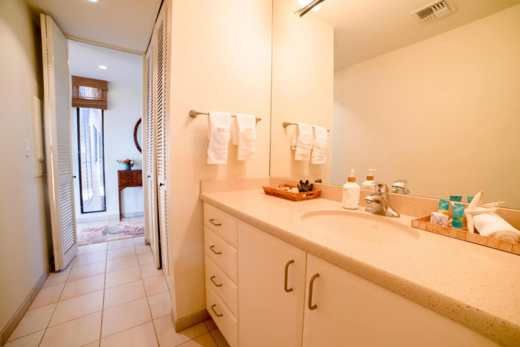 Wailea Ekahi 17D - One Bedroom Condo with Ocean View