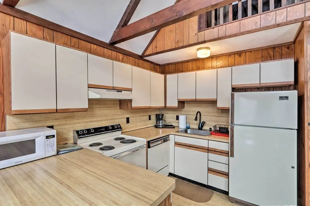 7 Miles to State Park: Poconos Getaway w/ Deck!