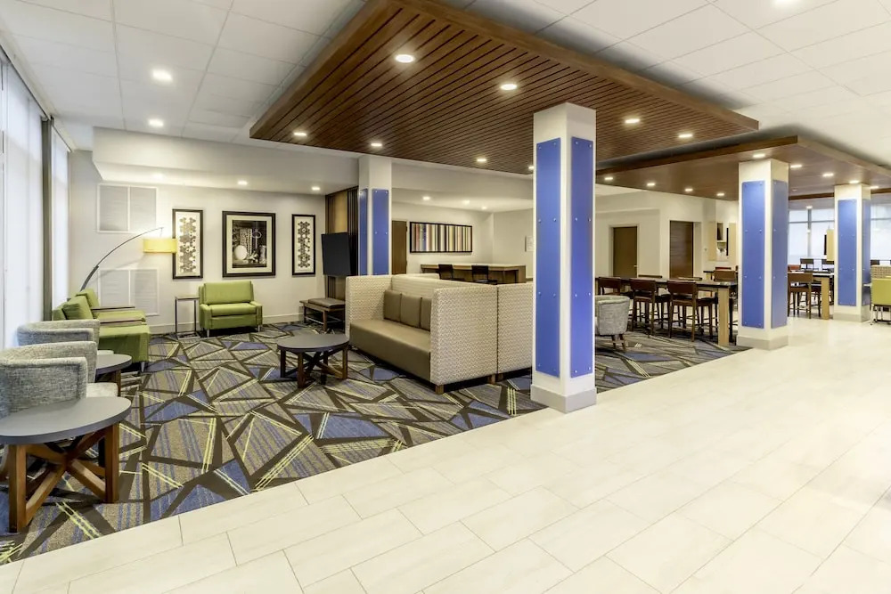 Holiday Inn Express & Suites - Milwaukee West Allis by IHG