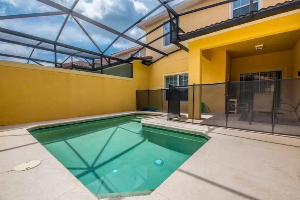 4 Bedroom 3 Bathroom Town Home With Pool