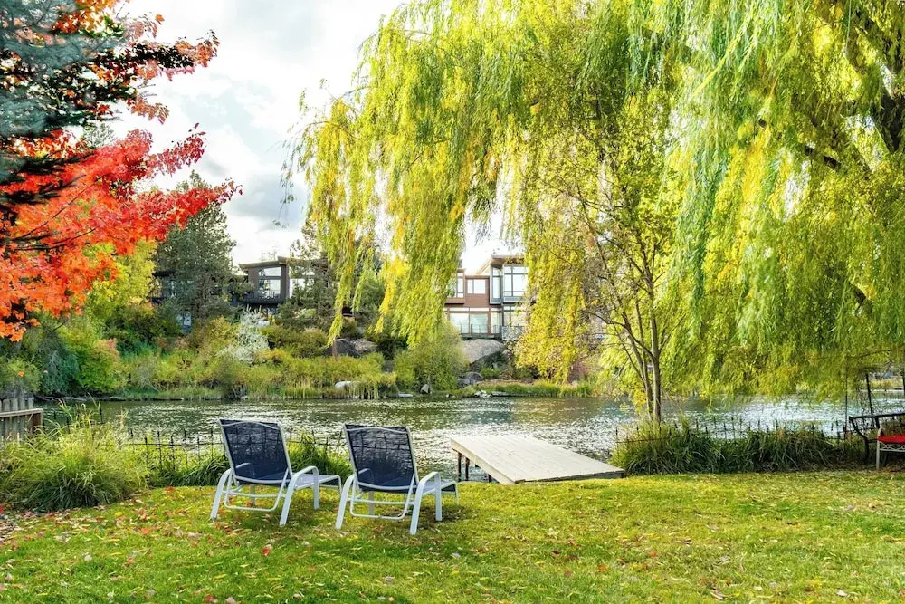 Riverfront Bend by Avantstay Private Dock, Large Yard w/ Views, Hot Tub