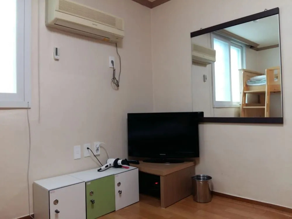 Happy Tour Guesthouse - Hostel