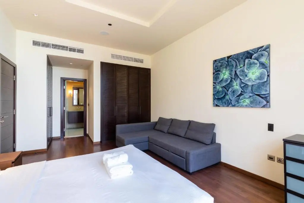 Maison Privee - Spacious Apt on Palm Jumeirah w Sea Views and Premium Facilities Access
