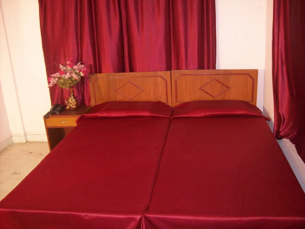 Malik Court by OYO Rooms