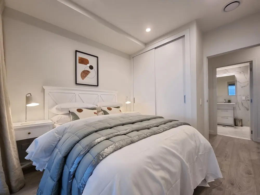 Luxe Apt w Harbour-Sunset Views -Parking