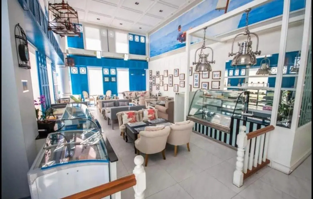 Light, airy, east facing 2 bed/2 bath pool views