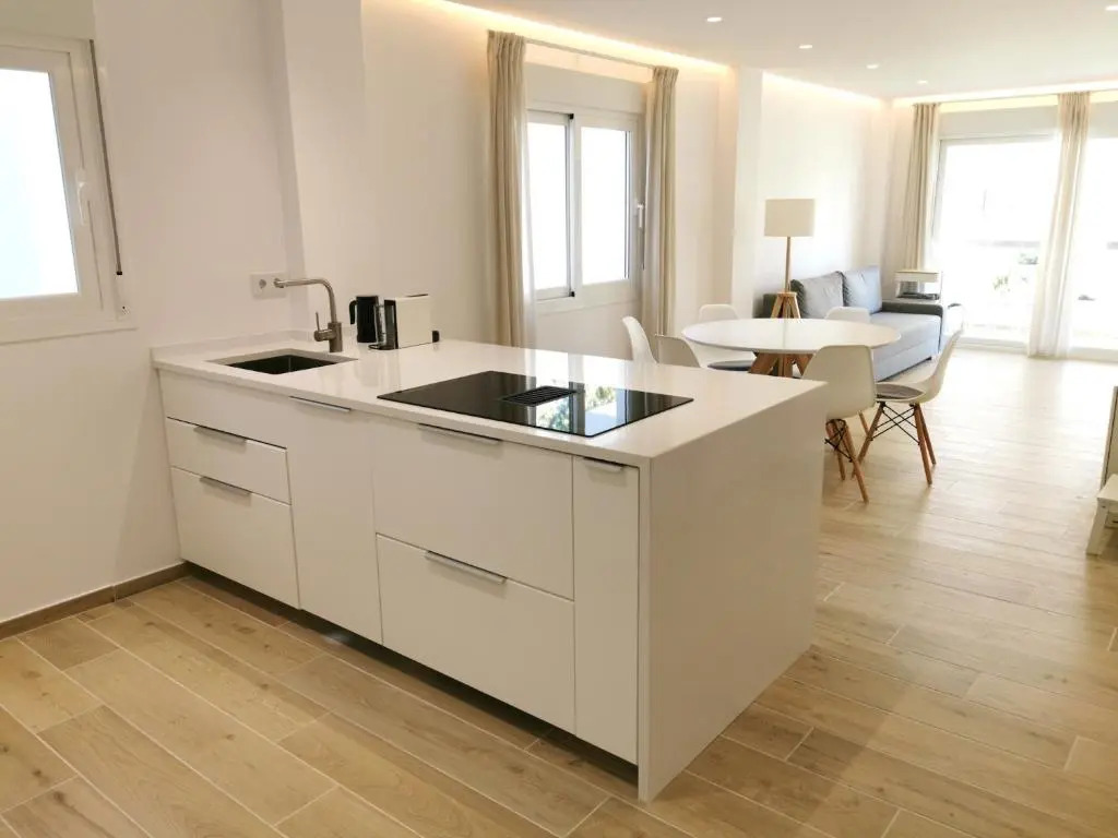 Bright 2 bedroom apt Golden Mile next to beach RDR225