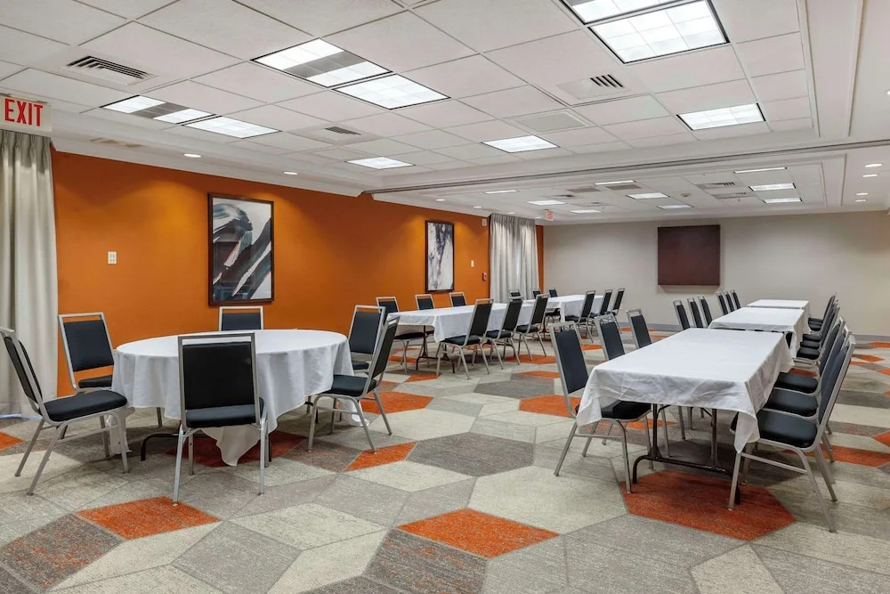 Holiday Inn Express Hotel & Suites Amherst-Hadley, MA