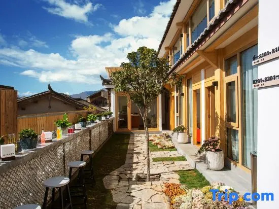 Shitouji.Guanshan Xiaoju B&B (the Old Town of Lijiang Dashuiche Store)