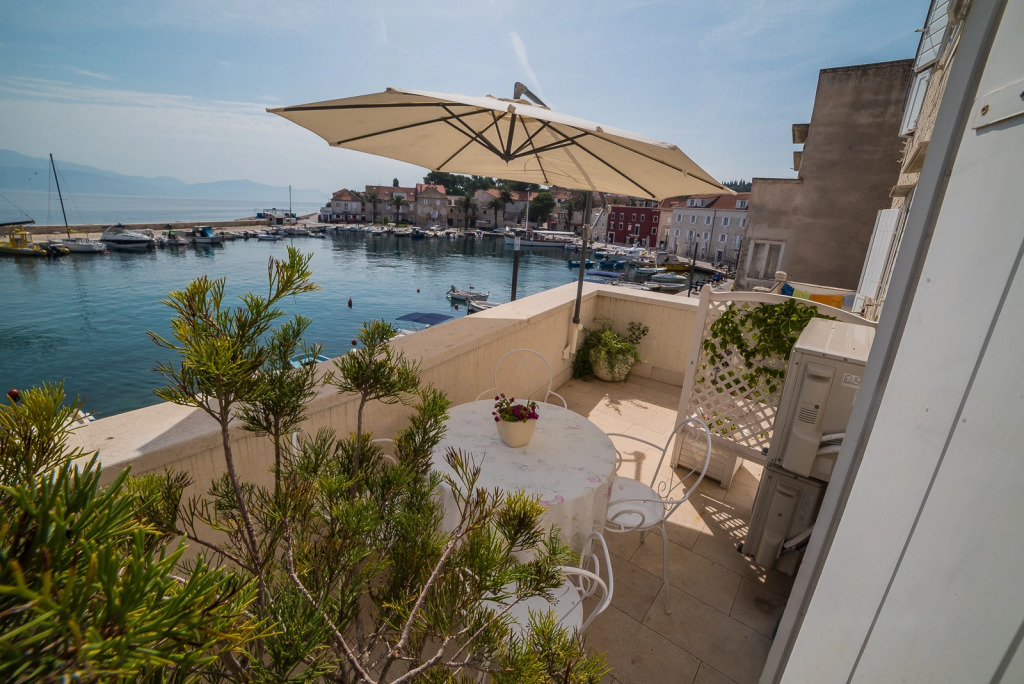 Apartment Ela - first row to the Sea: A2 mali Sutivan, Island Brac