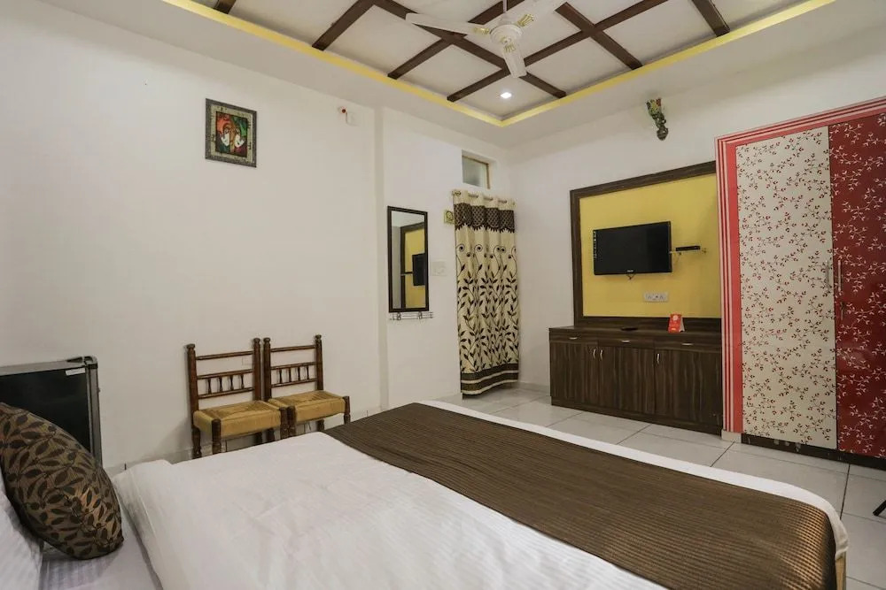 OYO 9760 Home Tej Vilas Near Celebration Mall